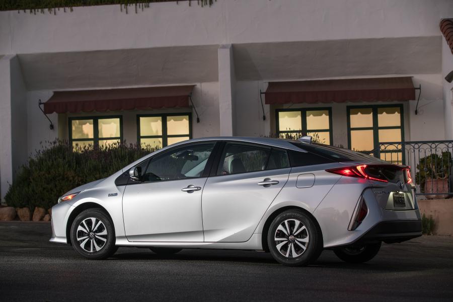 Toyota Prius Prime 2016 года  (NA) (фото 25 из 55)